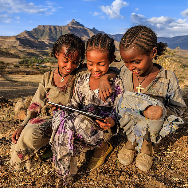 niñas africanas que usan tabletas digitales, áfrica oriental - village africa ethiopian culture ethiopia fotografías e imágenes de stock