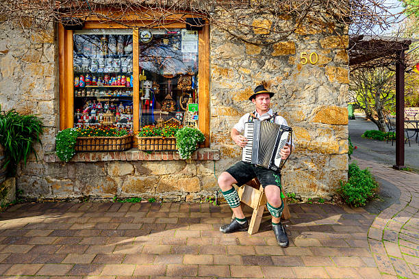 ハーンドルフのドイツ村店の近くでアコーディオンをしている男 - australia people antique old fashioned ストックフォトと画像