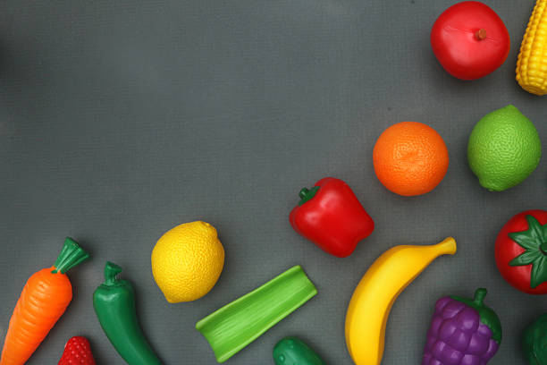 黒板表面に偽の果物や野菜 - nutritian ストックフォトと画像