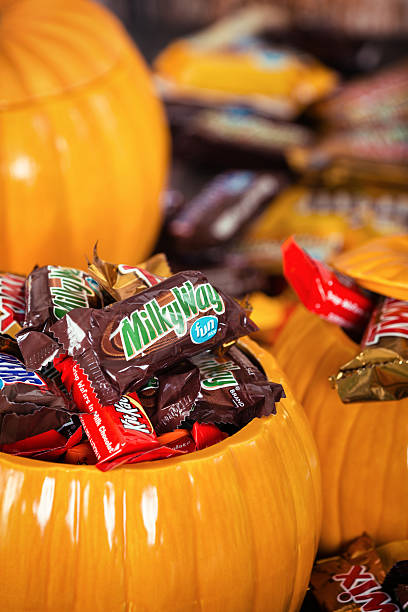 decorative pumpkins filled with halloween candy - hersheys imagens e fotografias de stock