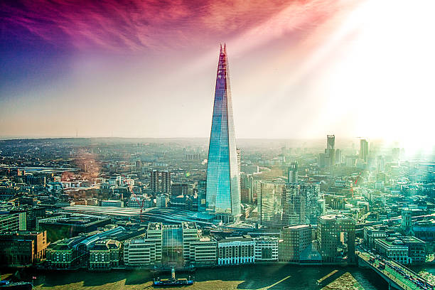 widok z lotu ptaka na londyn z wieżowcem shard o zachodzie słońca - tower bridge london england bridge skyline zdjęcia i obrazy z banku zdjęć