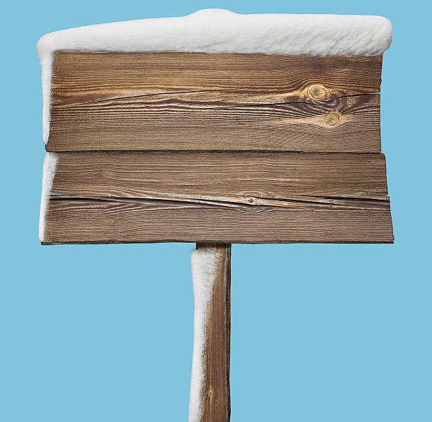 cartello in legno con neve su blu - wooden post wood sign poster foto e immagini stock