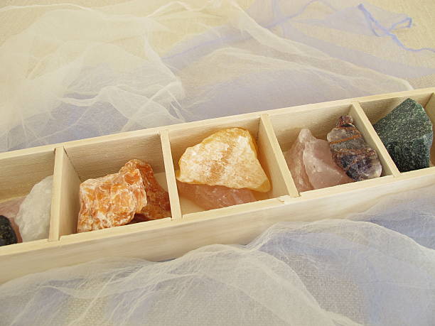piedras para la curación de cristales en caja de madera - rosenquarz fotografías e imágenes de stock