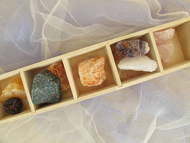 piedras para la curación de cristales en caja de madera - rosenquarz fotografías e imágenes de stock