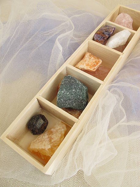 камни для хрустального исцеления в деревянной коробке - rosenquarz стоковые фото и изображения
