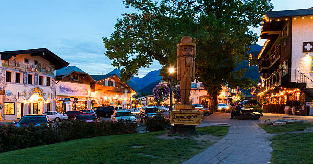 leavenworth di notte - leavenworth foto e immagini stock