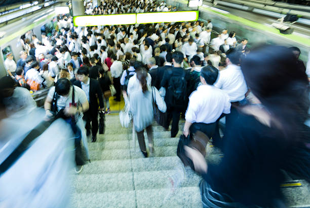 hora punta de tokio en la estación shinagawa, línea yamanote - distrito de shinagawa fotografías e imágenes de stock