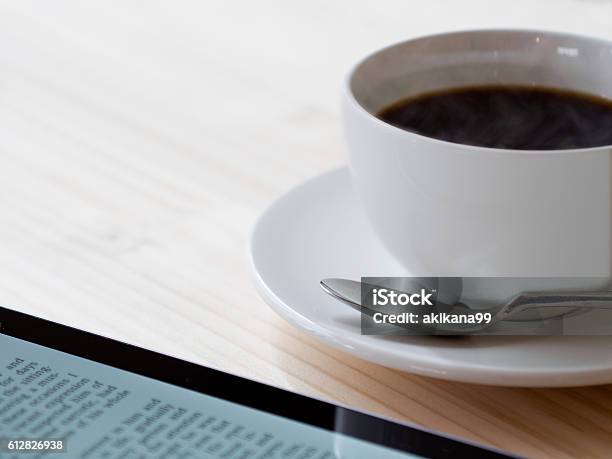 ホットコーヒーとタブレットpc - お茶の時間のストックフォトや画像を多数ご用意 - お茶の時間, インターネット, カップ