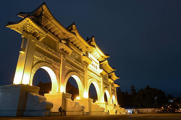 vista notturna del cancello in piazza della libertà a taipei, taiwan - national chiang kai shek memorial hall foto e immagini stock
