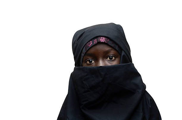 aluna árabe africana isolada véu niqab - middle eastern ethnicity teenage girls women sadness - fotografias e filmes do acervo