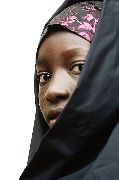 vertical pequeña niña de la escuela africana al aire libre velado negro niqab - middle eastern ethnicity teenage girls women sadness fotografías e imágenes de stock