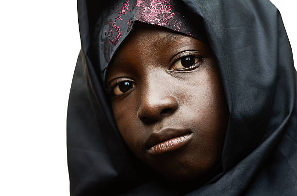 ropa musulmana africana usada por una hermosa niña africana - nikab veil islam arabia fotografías e imágenes de stock