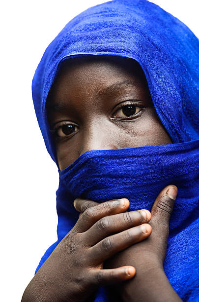 belleza de áfrica velada por ropa árabe típica azul (tuareg) - middle eastern ethnicity teenage girls women sadness fotografías e imágenes de stock
