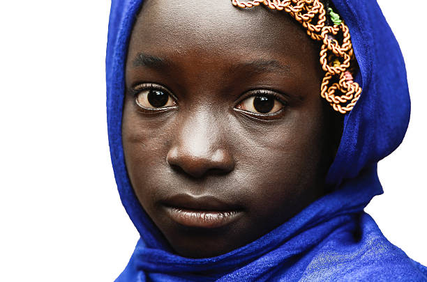 symbole de tristesse petite fille africaine avec foulard bleu blanc isolé - middle eastern ethnicity teenage girls women sadness photos et images de collection