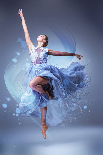 美しいバレリーナがダンスを踊りながらブルーのロングドレス - fashion fashion model dress classic ストックフォトと画像