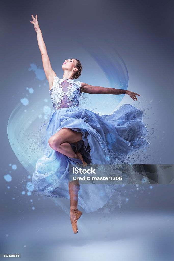 A bela bailarina dança em Vestido comprido azul - Foto de stock de Vestido royalty-free