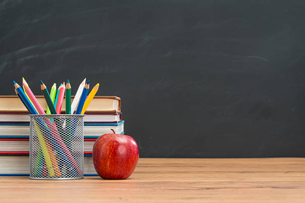 быть здоровым и умным с яблоком каждый день один - textbook book apple school supplies стоковые фото и изображения