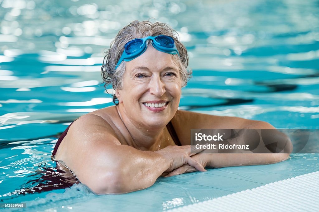 Anziana in piscina - Foto stock royalty-free di Terza età