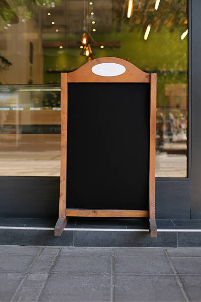 placa de menu em branco preto - easel blackboard isolated wood - fotografias e filmes do acervo