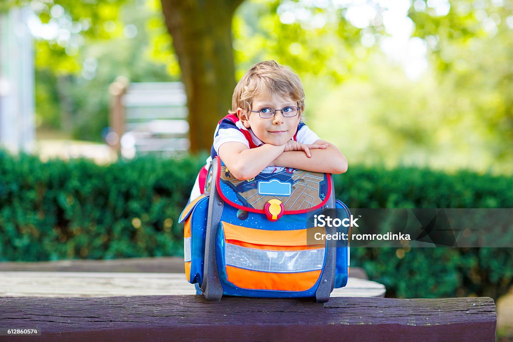 niño pequeño con satchel de la escuela, primer día a la escuela - Foto de stock de Niño libre de derechos