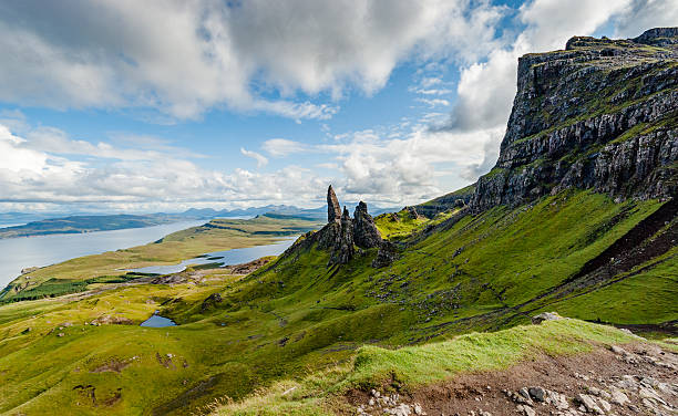 old man of storr - rock pinnacle cliff mountain peak fotografías e imágenes de stock