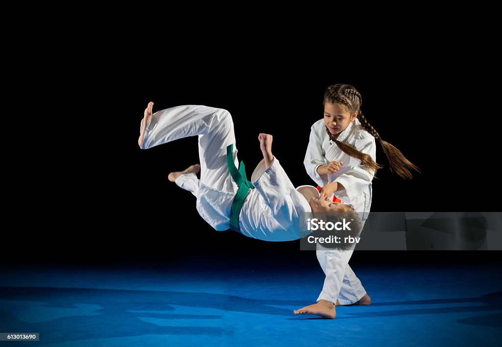 Lutadores de artes marciais infantis - Foto de stock de Judô royalty-free