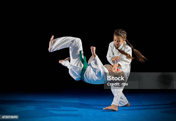 Foto de Lutadores De Artes Marciais Infantis e mais fotos de stock de Judô - Judô, Criança, Caratê