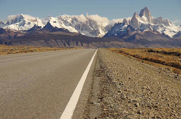 эль-чалтон видно с маршрута - cerro torre стоковые фото и изображения