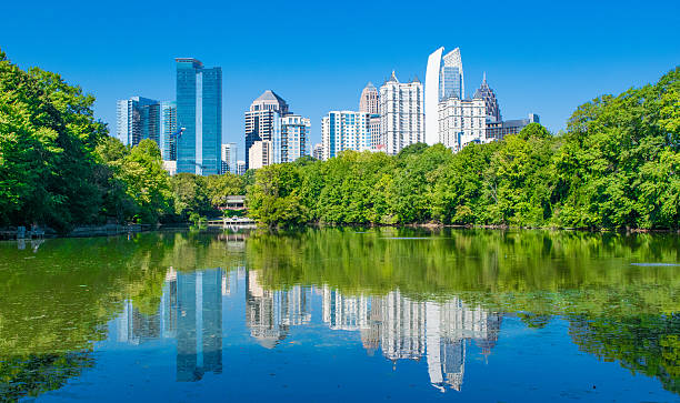 riflessione skyline atlanta nel parco del piemonte - spring forest scenics reflection foto e immagini stock