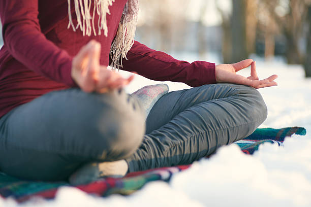 冬に自然の中でヨガをしている魅力的な混合レースの女性 - winter women zen like photography ストックフォトと画像