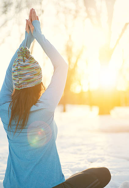 冬に自然の中でヨガをしている魅力的な混合レースの女性 - winter women zen like photography ストックフォトと画像