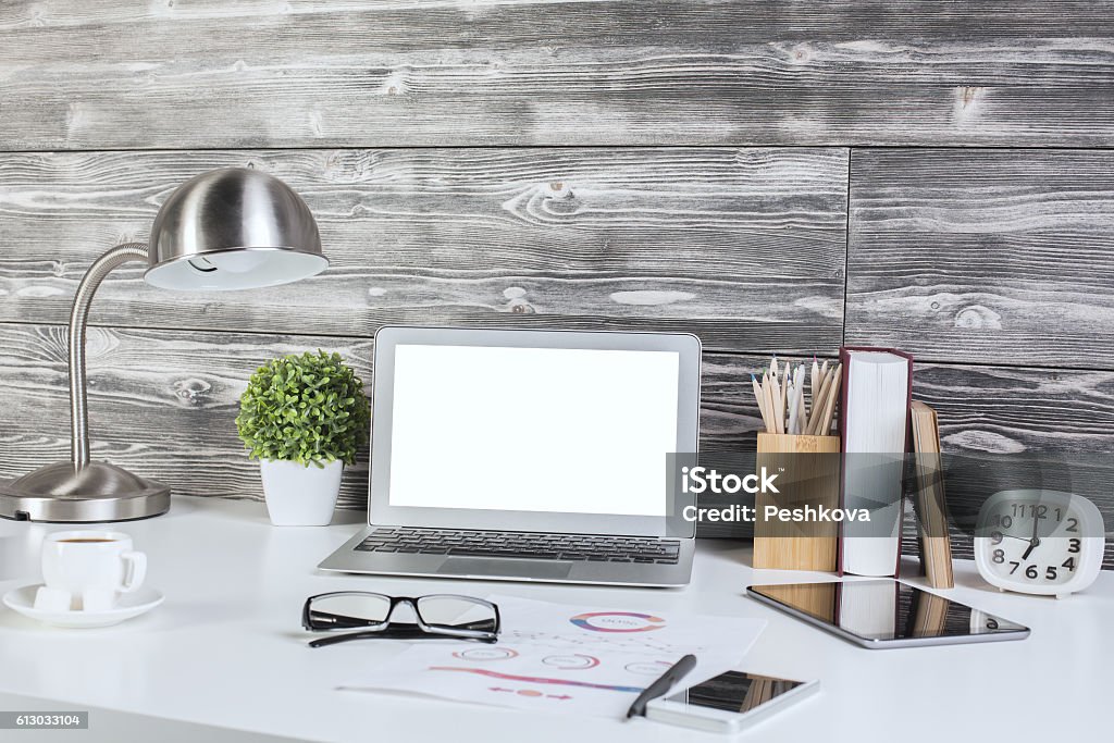 Creative Office Desktop mit leerem weißen Laptop - Lizenzfrei Büro Stock-Foto