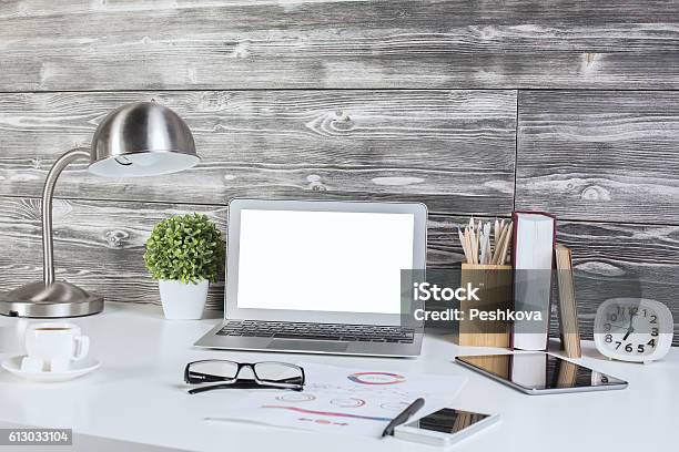Creative Office Desktop Mit Leerem Weißen Laptop Stockfoto und mehr Bilder von Büro - Büro, Buch, Computer