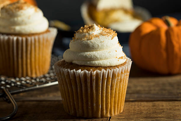 doux fait maison citrouille spice cupcakes - crème au beurre photos et images de collection