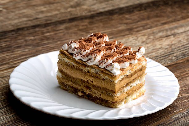 необычные тирамису кофе и шоколад десерт - tiramisu dessert italian culture cake стоковые фото и изображения