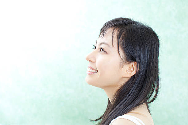 istock Japanese woman in green background 613039756