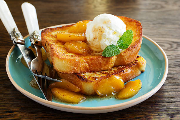tostadas francesas con caramelo manzanas para el desayuno. - french toast breakfast food fruit fotografías e imágenes de stock