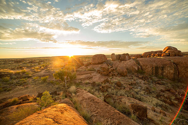 marbres du diable au lever du soleil, territoire du nord, australie - emu australia northern territory outback photos et images de collection