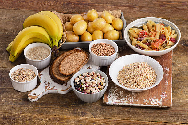 alimentos ricos em carboidratos em fundo de madeira. - carbohydrate - fotografias e filmes do acervo