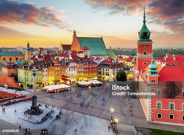 Photo libre de droit de Panorama Nocturne De La Vieille Ville De Varsovie Pologne banque d'images et plus d'images libres de droit de Varsovie