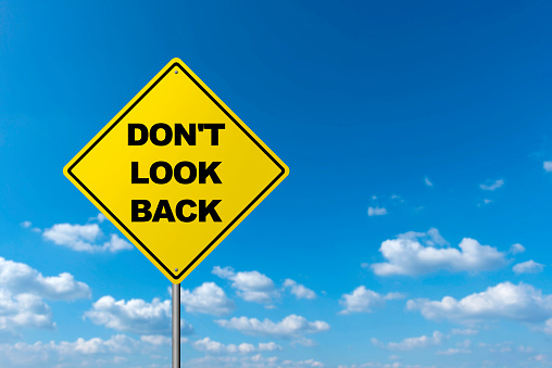 DON'T LOOK BACK - Road sign