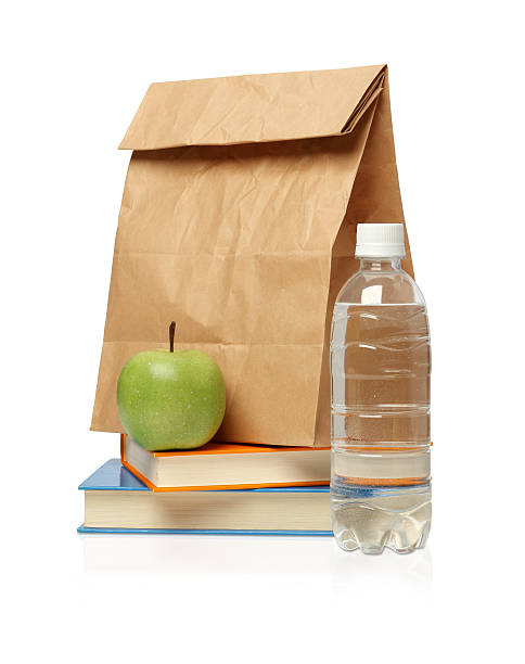 sac à lunch avec pomme et eau et livres. - bag lunch paper bag water bottle photos et images de collection