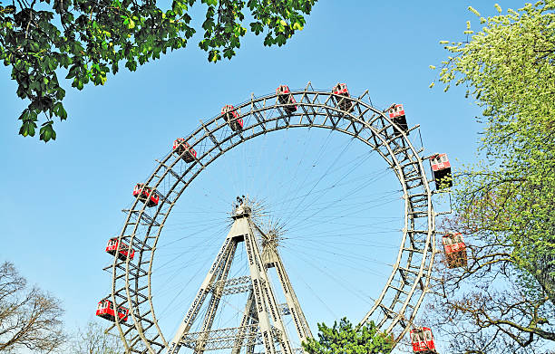 werkstaette riesenrad, gigante roda-gigante no parque prater, viena, áustria - prater park imagens e fotografias de stock