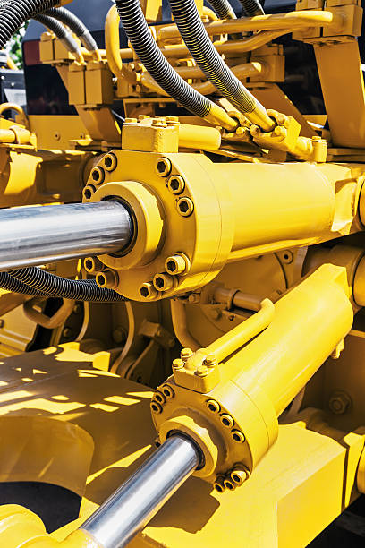 idraulica trattore giallo - construction equipment earth mover hydraulic platform cylinder foto e immagini stock