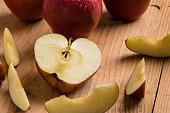 geschnittener-apfel-auf-holztisch.jpg?b=