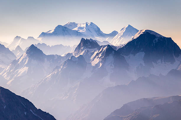 montañas azules brumosas al amanecer - montaña fotografías e imágenes de stock