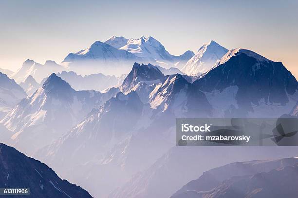 Montagne Blu Nebbiose Allalba - Fotografie stock e altre immagini di Neve - Neve, Sfondi, Vetta