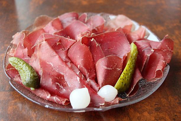 еда - мясо, сушеное из граубюндена - кантон граубюнден стоковые фото и изображения