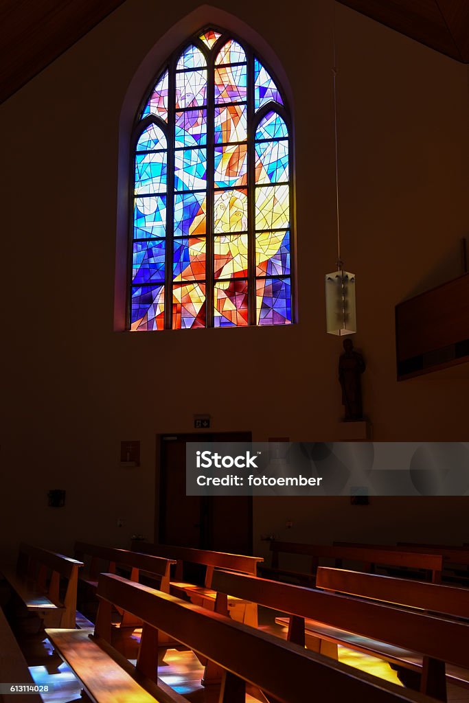 Vidrieras Modernas Que Reflejan Los Colores En Las Bancas De Las Iglesias Foto de stock y más banco de imágenes de Catolicismo - iStock Vidrieras Modernas Que Reflejan Los Colores En Las Bancas De Las Iglesias Foto de stock y más banco de imágenes de Catolicismo - iStock