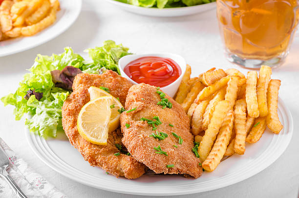 parówka sznycel oryginalne - cutlet schnitzel french fries scaloppini zdjęcia i obrazy z banku zdjęć